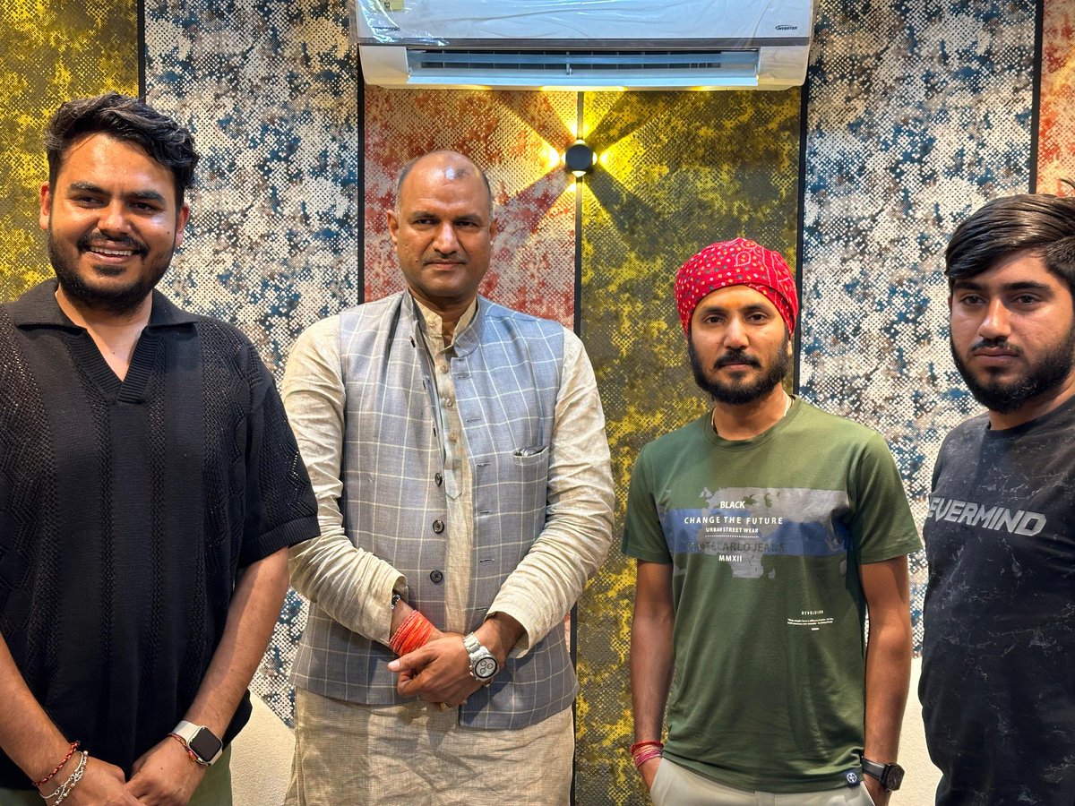cpjoshiBJP's tweet photo. बन्नू एवं पंकु नाम से विख्यात श्री बनवारी लाल जी, श्री पंकज जी, श्री सौरभ जी से प्रदेश कार्यालय में मुलाकात हुई। साथ में बिसाऊ धाम (चुरू) के महंत श्री रविनाथ जी का आशीर्वाद भी मिला। युवा संगीतकार श्री छोटू सिंह जी रावणा एवं उनकी टीम से भी मुलाकात हुई । 
समाज में सकारात्मक माहौल बनाने में आप सभी का महत्वपूर्ण योगदान है ।

आप सभी को उज्जवल भविष्य की शुभकामनाएं ।