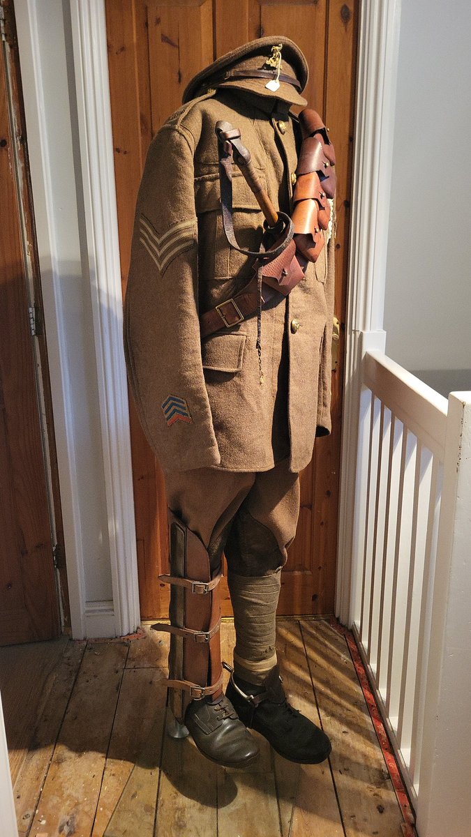 Bristow4Nigel's tweet photo. #ww1transport #ww1horses 
Drivers legging  or "leg iron" seen here a beautiful 1918 example on our model "Albert " transport sergeant #queensownroyalwestkentregiment 1918 and the beautiful Royal Artillery memorial in London https://t.co/90DYIaJJza