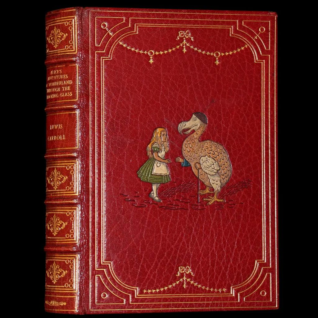mflibra's tweet photo. π Revel in 'Alice's Adventures in Wonderland & Through the Looking-Glass' (1932-1933), bound in exquisite Riviere leather. https://t.co/BOu95Tzj2r
#BookWithASoul #MFLIBRA #OwnAPieceOfHistory #AliceInWonderland #RiviereBinding #LiteraryClassic https://t.co/EzGpsImyJd