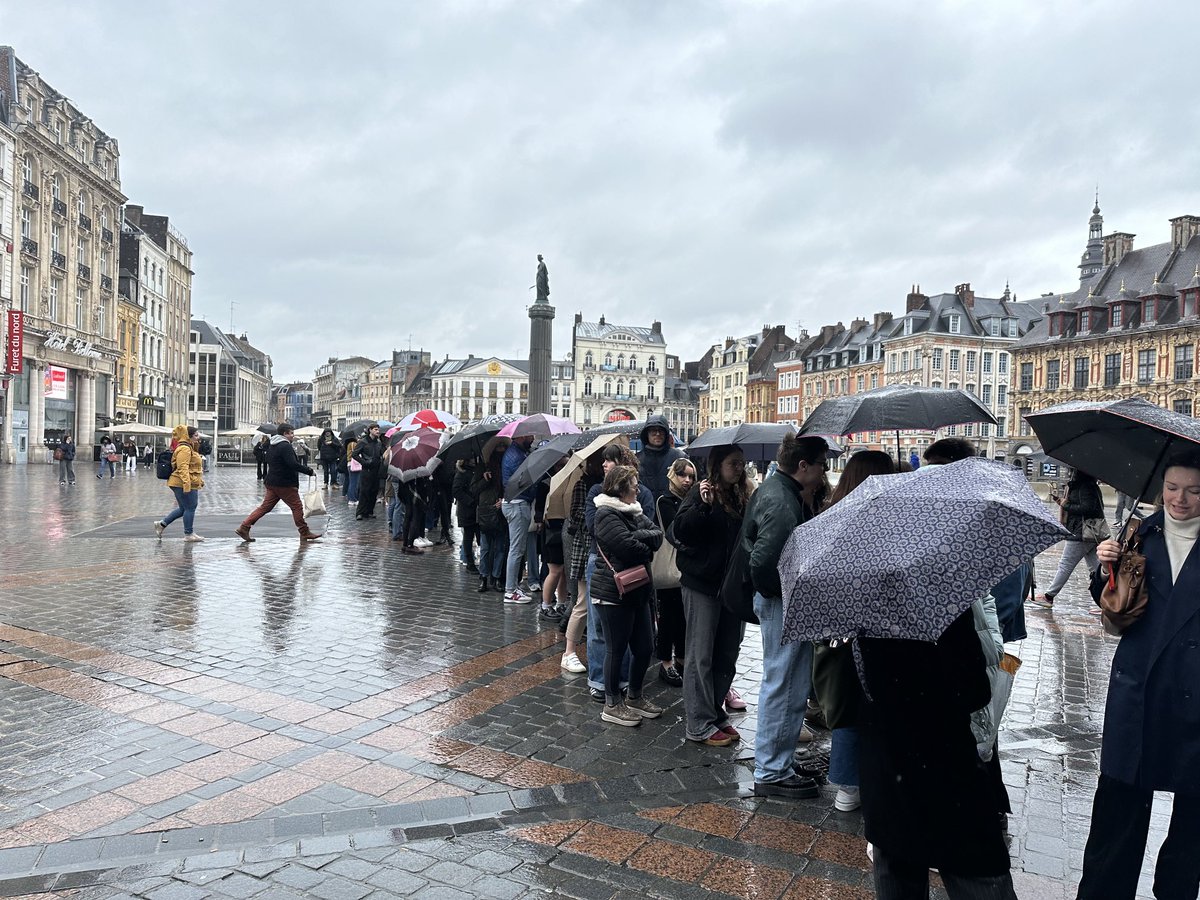 Même sous la pluie ( exceptionnel à ⁦@lillefrance⁩ 😉), les fans font la queue . Merci @kelly Rutherforde pour cette Master class 🙏