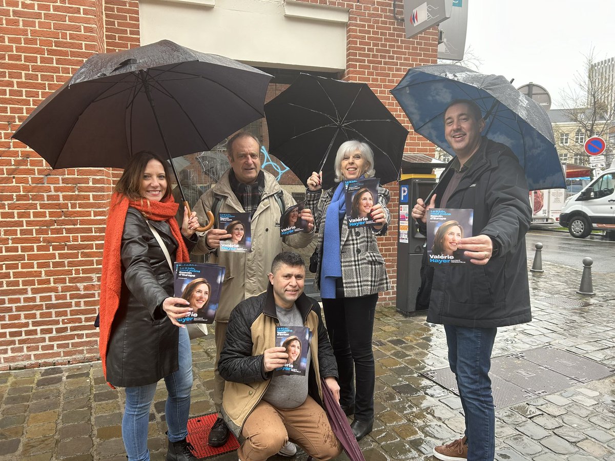 brigitte_liso's tweet photo. Tractage pour les #européennes place du concert dans le #VieuxLille avec les militants @RenaissanceNord 🤝

Pour une Europe forte avec @ValerieHayer 💪

#BesoindEurope https://t.co/7DdAt3ct7x