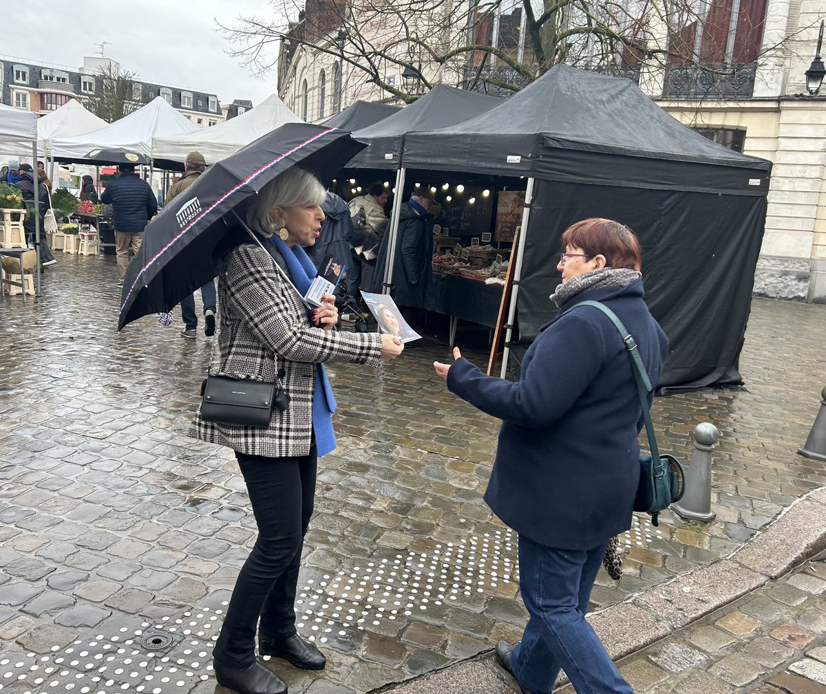 brigitte_liso's tweet photo. Tractage pour les #européennes place du concert dans le #VieuxLille avec les militants @RenaissanceNord 🤝

Pour une Europe forte avec @ValerieHayer 💪

#BesoindEurope https://t.co/7DdAt3ct7x
