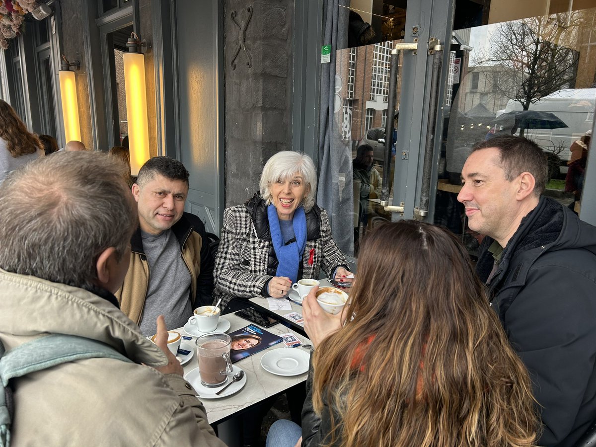 brigitte_liso's tweet photo. Tractage pour les #européennes place du concert dans le #VieuxLille avec les militants @RenaissanceNord 🤝

Pour une Europe forte avec @ValerieHayer 💪

#BesoindEurope https://t.co/7DdAt3ct7x
