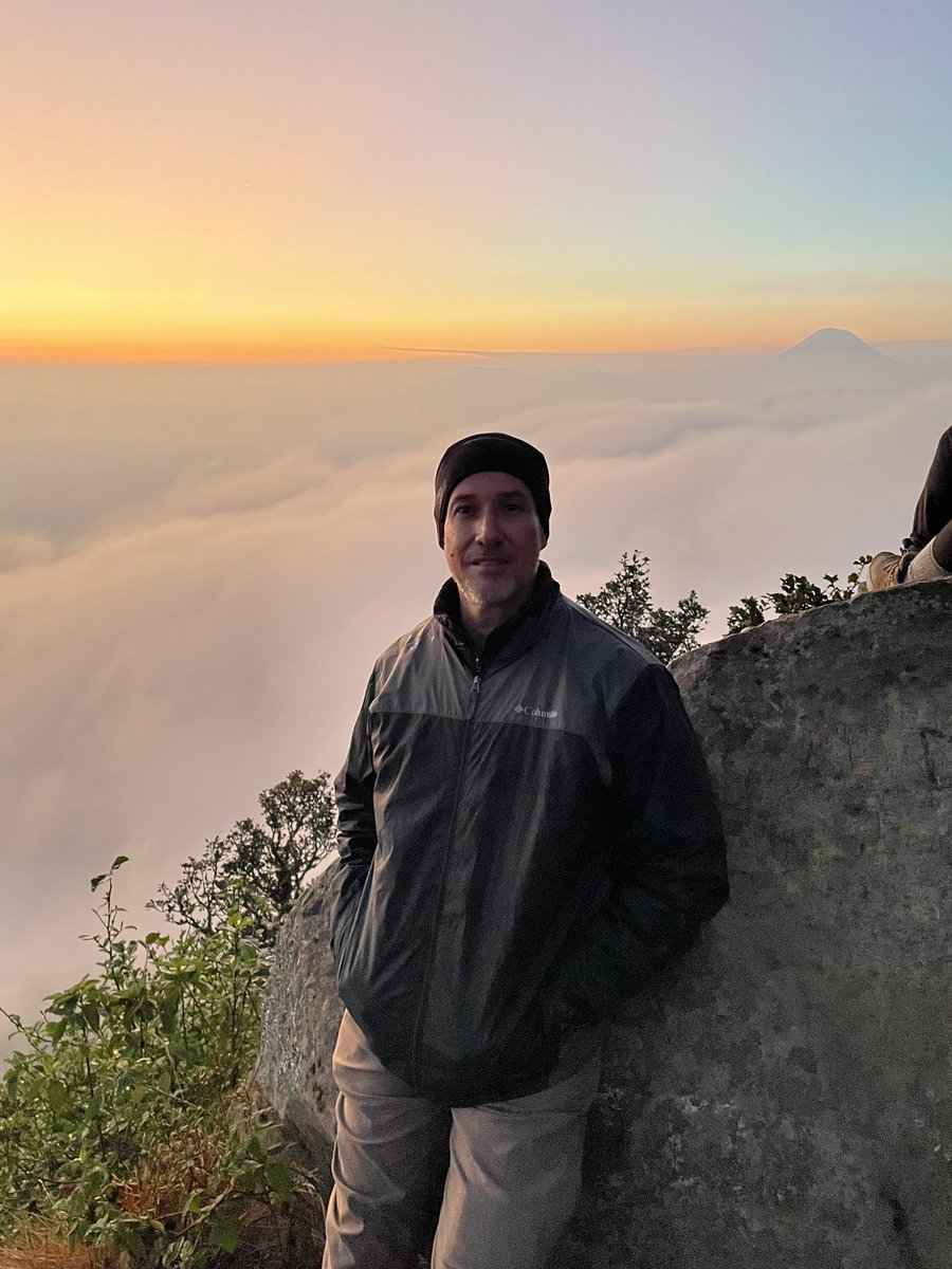 leocam2017's tweet photo. Amanecer en el volcán San Pedro https://t.co/8dn8QXZ8sD