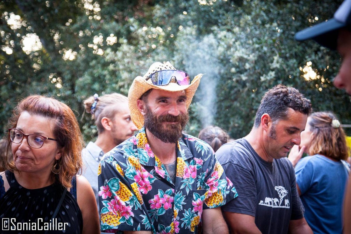 Cet oiseau s’appelle le Geai des chênes. Quoi de mieux pour accompagner le festival, qui se déroulera près des bois ? 🪵 🎵🌳 Merci à @antichambre_studio pour ce magnifique visuel 🐦 #lesartsfous