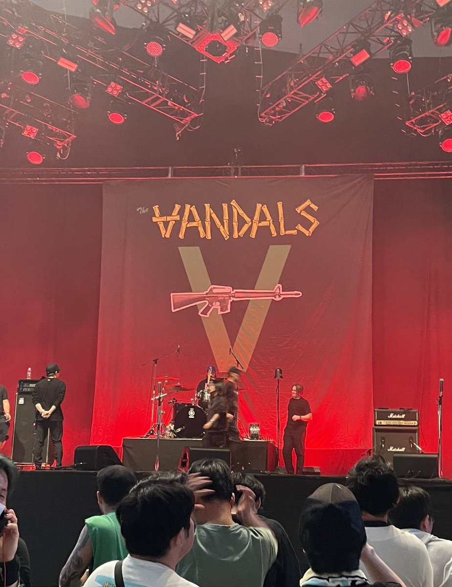 popler_'s tweet photo. The Vandalsが好きな人生で良かったなと思いました https://t.co/IlH7PPclHG