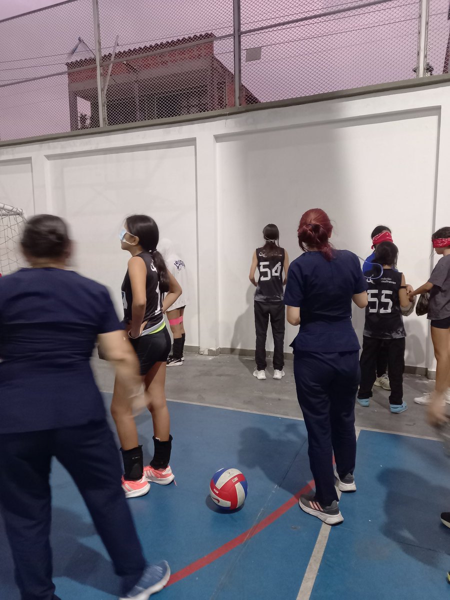 MedFabiola's tweet photo. #PracticasPsicologiaSISSU en la Comunidad deportiva Legions Voley Club. 
Trabajamos el trabajo en equipo y liderazgo, con una dinámica de carrera de relevo guiada por voz. 
@BlancoNatalia10
@ElOIRdelaRegion 
#DeporteybienestarMental
#LaVictoriaMasunadMasEquidad https://t.co/0YljlD2zym