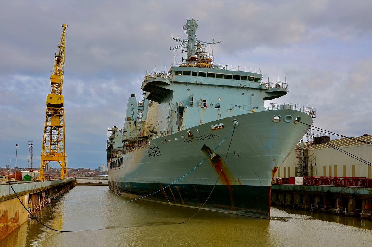 OTD 10 years ago @RFAFortVictoria prepares to dock down @CammellLaird for RP14 #RFAFlagShip