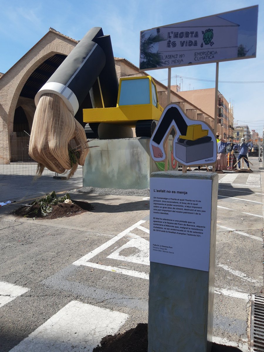 perlhorta's tweet photo. Part de les #fallesalternatives però fora de qualsevol ruta. La falla JJDomine junt a les drassanes, per segon any dissenyada per @DiegoMir8 i aquest any dedicada a la memoria del Forn de Barraca. @BarracaForn https://t.co/0f3zUQyk41