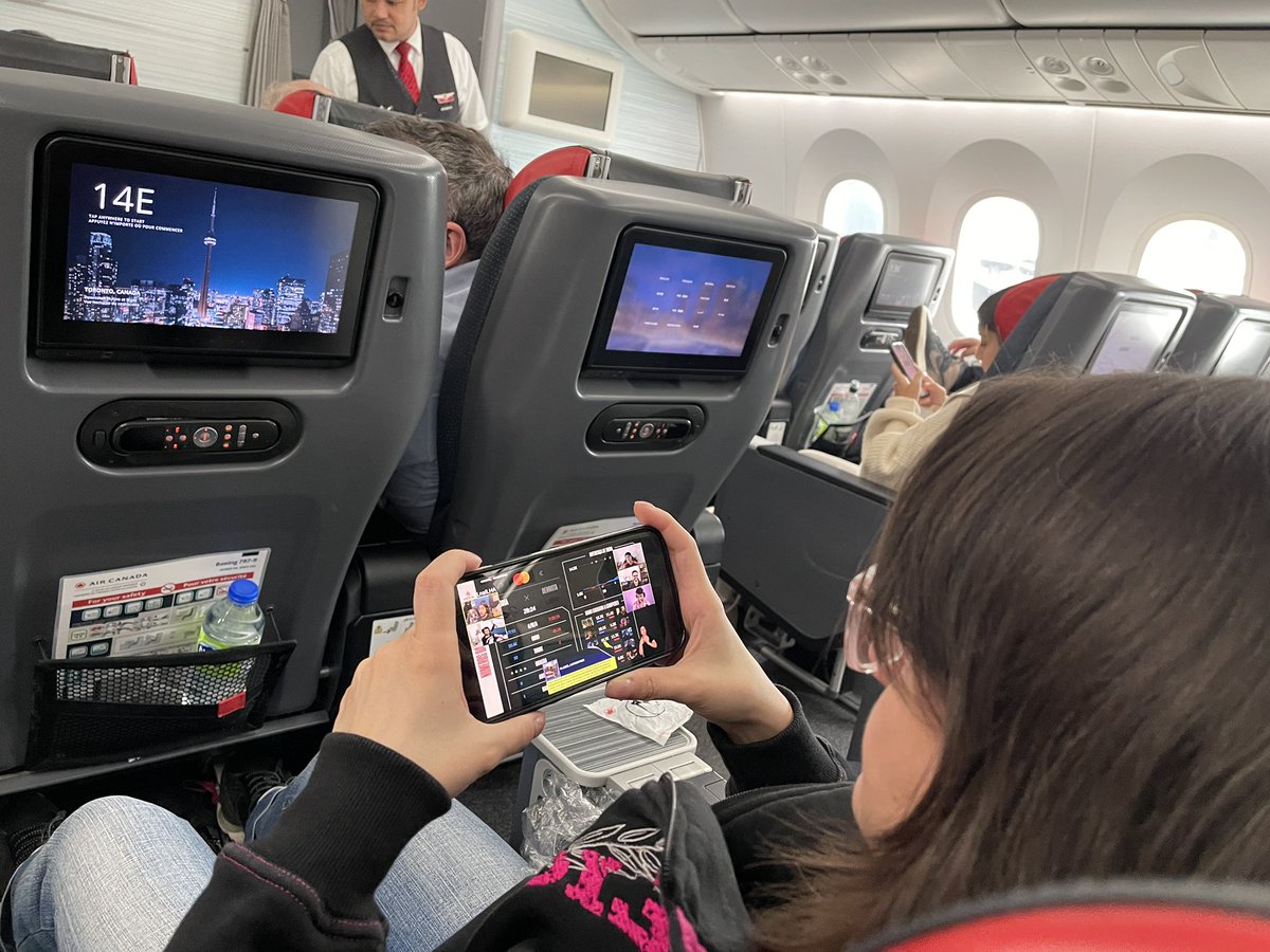 Ela baixou o IDL de sabado pra assistir no aviao, enquanto voltamos pra casa.. fora que é uma super fã do  <a href="/rangerlol1/">Ranger aka Goat 🦁</a>.  fan girl. <a href="/zNiCoLoFF/">IDL NiCoLoFF 🏝️</a> <a href="/baiano/">bruno</a> <a href="/ilhadaslendas/">Ilha das Lendas 🏝️</a> #idlnocblol #ilhadaslendas #rangernation #londres