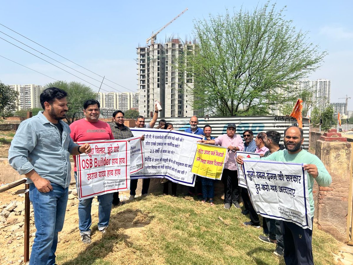 karpopli's tweet photo. #osbbuyer69 #pmay #pmo #hrera #stpgurgaon #justiceforbuyer #cmoharyana
OSB sector 69 buyers protest against the builder and government as the builder is unable to deliver the home to buyers however the govt is not taking any against the builder. https://t.co/ecspk7WAIn