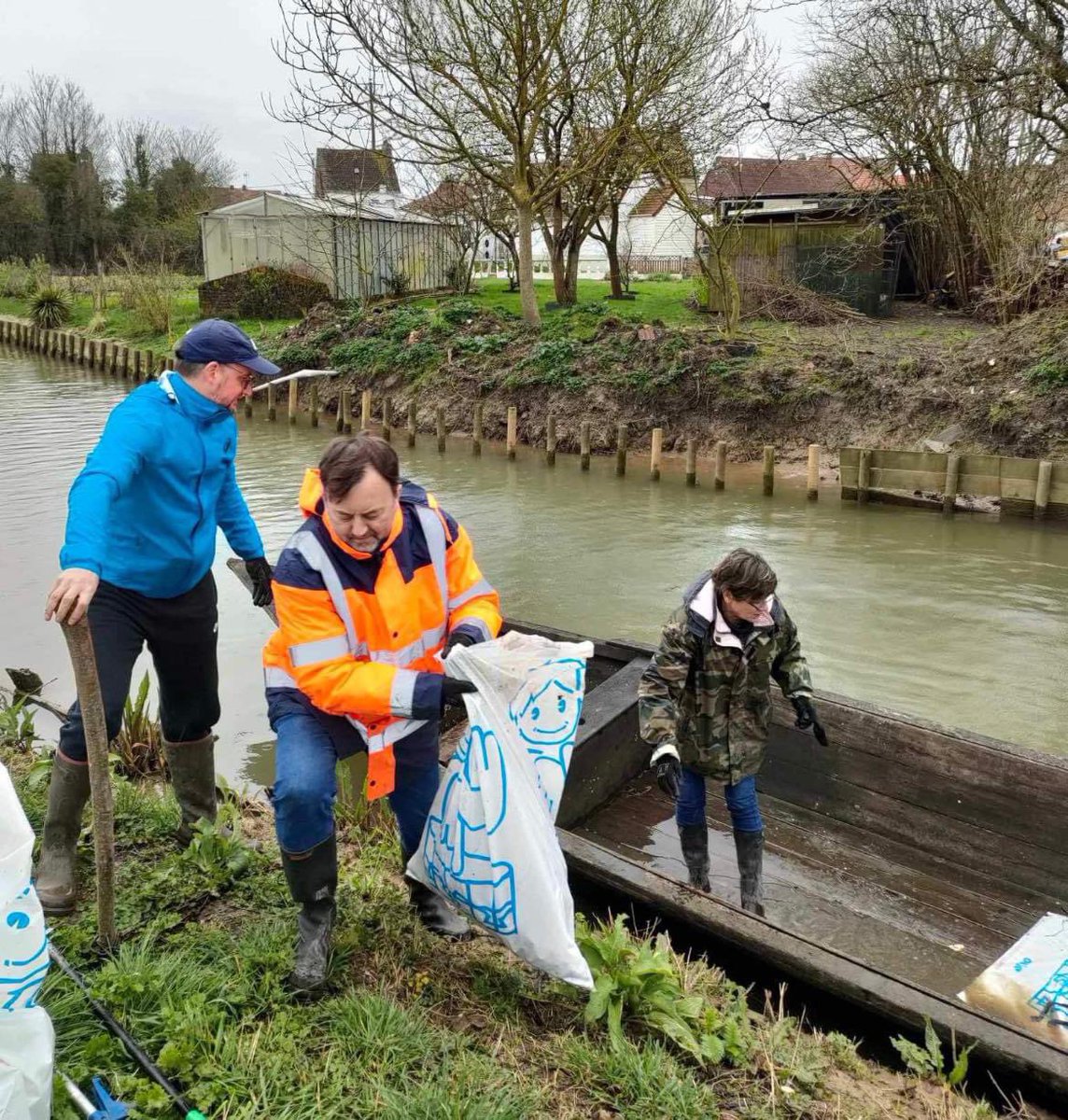 fdecoster's tweet photo. Ce dimanche, une nouvelle édition de #Marais #propres, dans le cadre de @hautsdefrance propres ! ! 

Nous étions 50, au départ du quai des Pâturettes, pour une action concrète en faveur de notre #marais, rappelant notre attachement commun à sa #préservation et à sa #entretien. https://t.co/sxLogqCS7d
