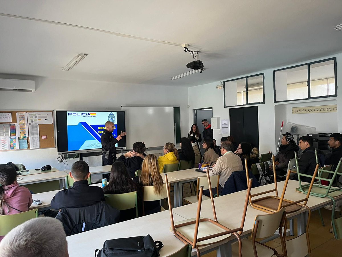 El alumnado del Certificado de Profesionalidad "Confección y publicación de páginas web", junto a compañeros de la sede de la UVA del <a href="/Cepa_Abril/">CEPA Abril</a>  han asistido a una charla sobre riesgos de internet y ciberdelincuencia impartida por la <a href="/policia/">Policía Nacional</a>. Gracias👮‍♀️👮<a href="/FpExtremadura/">Fp Extremadura</a> <a href="/INCIBE/">INCIBE</a>