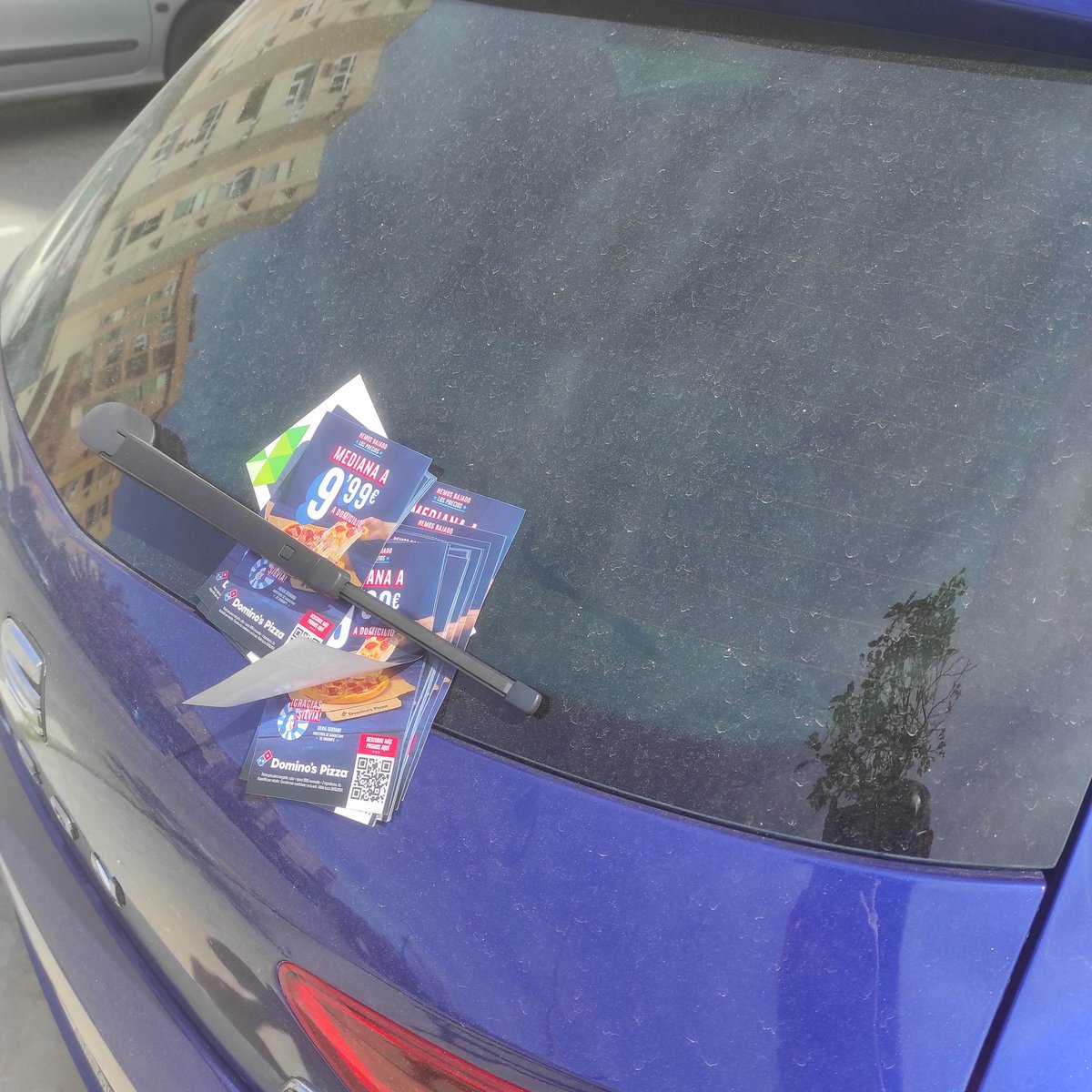 Vaya como me habéis puesto el coche, ¿Publicidad subliminal? O repartidor desganado.bueno las calles aledañas todo igual y el suelo hecho polvo. Mala publicidad <a href="/DominosPizza_ES/">Domino's Pizza España</a>