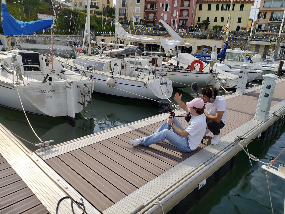 adenfriedericks's tweet photo. Quelques images de behind the scenes, à dérouler !🧵
1) tournage très tôt dans le port de Saint-Jean-Cap-Ferrat, Été 2021

On s’est levé si tôt qu’il faisait encore trop nuit pour tourner..on a attendu quelques heures, pour finalement transformer la scène avec une nuit américaine https://t.co/m0GRBlFCct