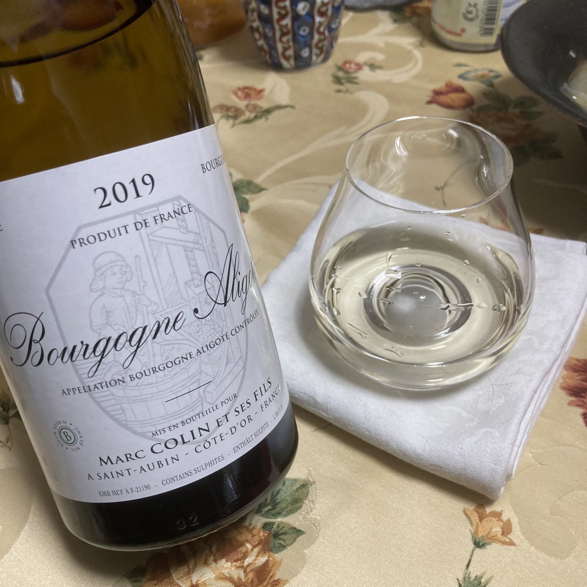 chat_et_vin's tweet photo. マルク・コラン ブルゴーニュ・アリゴテ 2019
色は淡い。
香味は砂糖入りレモン水。
味筋は甲州に近い。
魚料理・野菜料理に鉄板。
#bourgogne #aligote #marccolin https://t.co/4L2XVI3zAe
