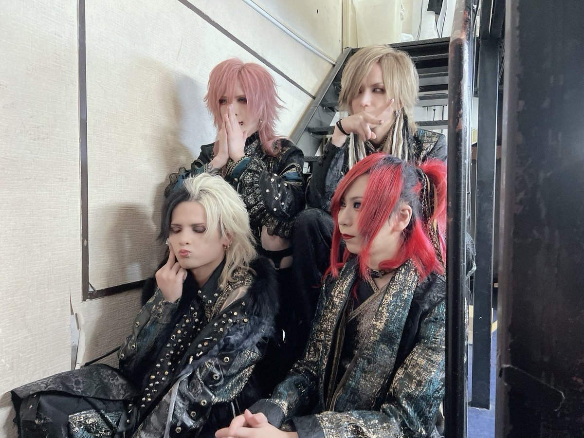 Royz_official's tweet photo. 埼玉公演に引き続き、柏公演お疲れ様でした！たくさんのご来場ありがとうございました👨‍👨‍👦‍👦✨️ RISK_144000の一体感凄まじかったです👍ENラストのJack the Ripperの暴れ締めも最高でした❤️‍🔥次は浜松公演！よろしくお願いします！ https://t.co/D68my4XDie