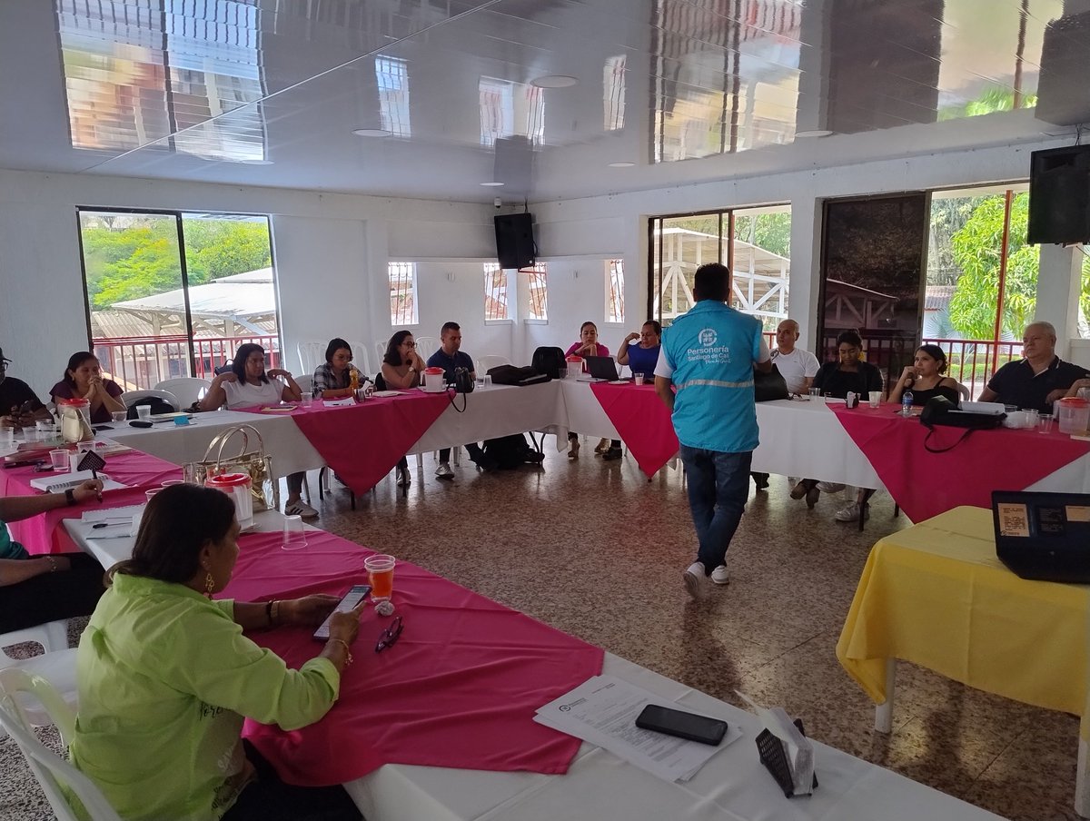 AlternativaPaz's tweet photo. @personeriacali realiza acompañamiento al Comité de Derechos Humanos de @EMCALIoficial , en esta ocasión capacitó cerca de 30 Funcionarios en el tema "Sujetos de Especial Protección" hacemos extensiva esta invitación de acompañamiento 
@SECPAZYCC @mellacaicedo 
@casamatriacali https://t.co/68ITuI1agl