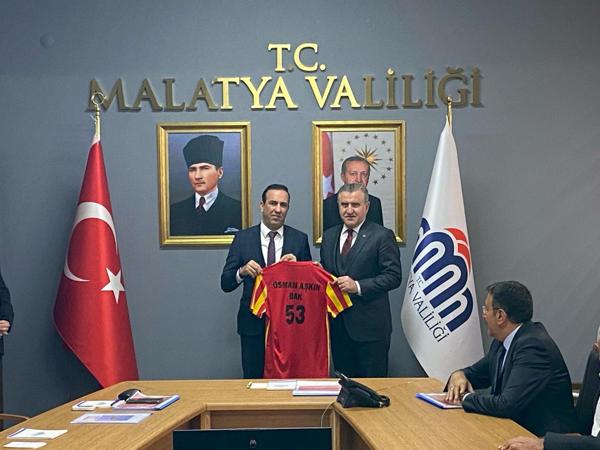 Kulüp Başkanımız Adil Gevrek, Gençlik ve Spor Bakanımız Sayın Osman Aşkın Bak’a, 53 numaralı formamızı hediye etti.