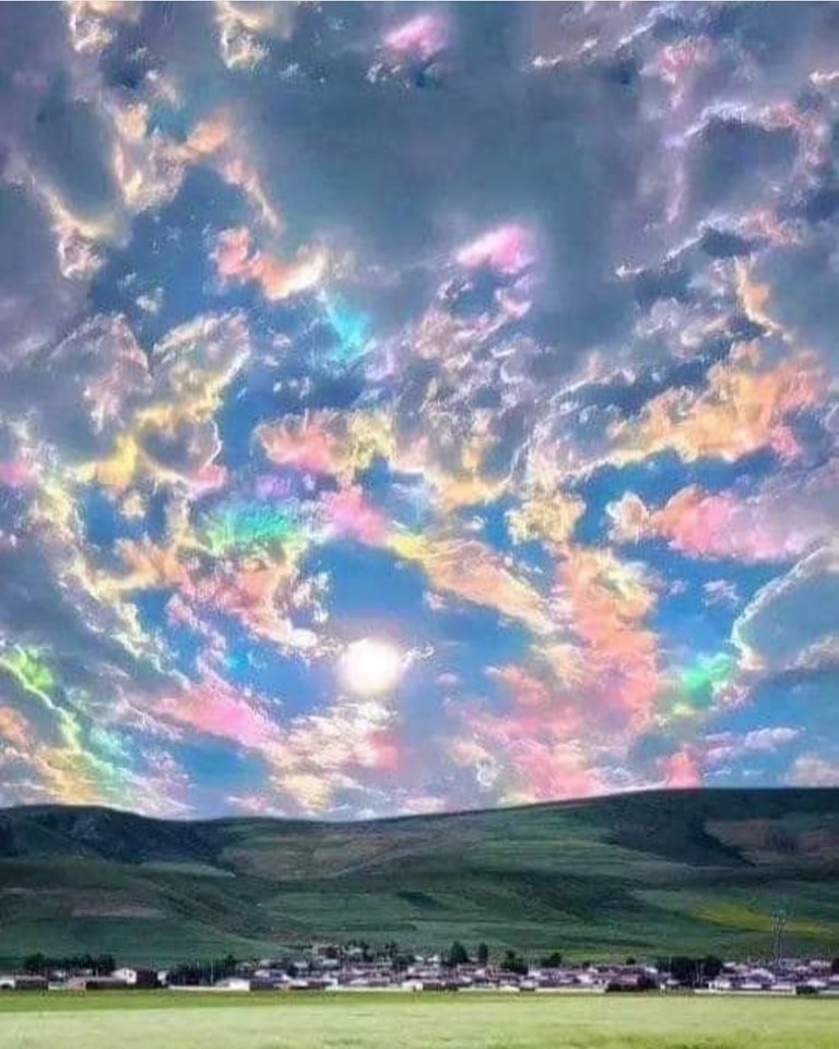 . 🌈 🍀🍀Kiss me blarney, it's #StPaddysDay! 👃 💋 Rainbow Ice Crystal #clouds in #Ireland