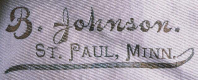 SilkDamask's tweet photo. Talk about #statementsleeves…. ☘️#DressmakersSeries: White silk bodice with green velvet trim, c1895, made by dressmaker B. Johnson, of St. Paul, Minnesota @mnhs
https://t.co/vlFzMuMYkp? https://t.co/oNbDhVaCP8