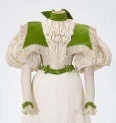 SilkDamask's tweet photo. Talk about #statementsleeves…. ☘️#DressmakersSeries: White silk bodice with green velvet trim, c1895, made by dressmaker B. Johnson, of St. Paul, Minnesota @mnhs
https://t.co/vlFzMuMYkp? https://t.co/oNbDhVaCP8