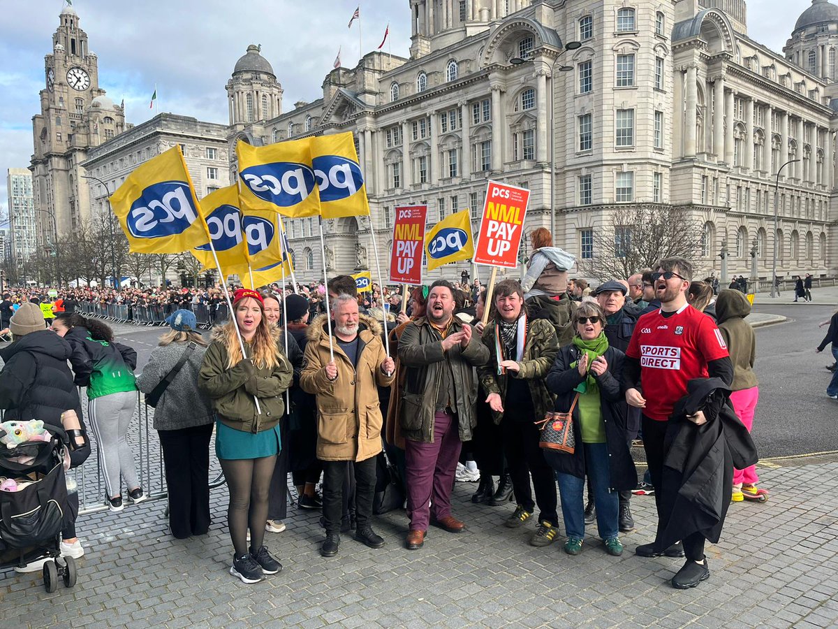 Marking today's picket line outside @MuseumLiverpool with the Liverpool Half Marathon. Cross finish lines. Never cross picket lines! #NMLPayUp