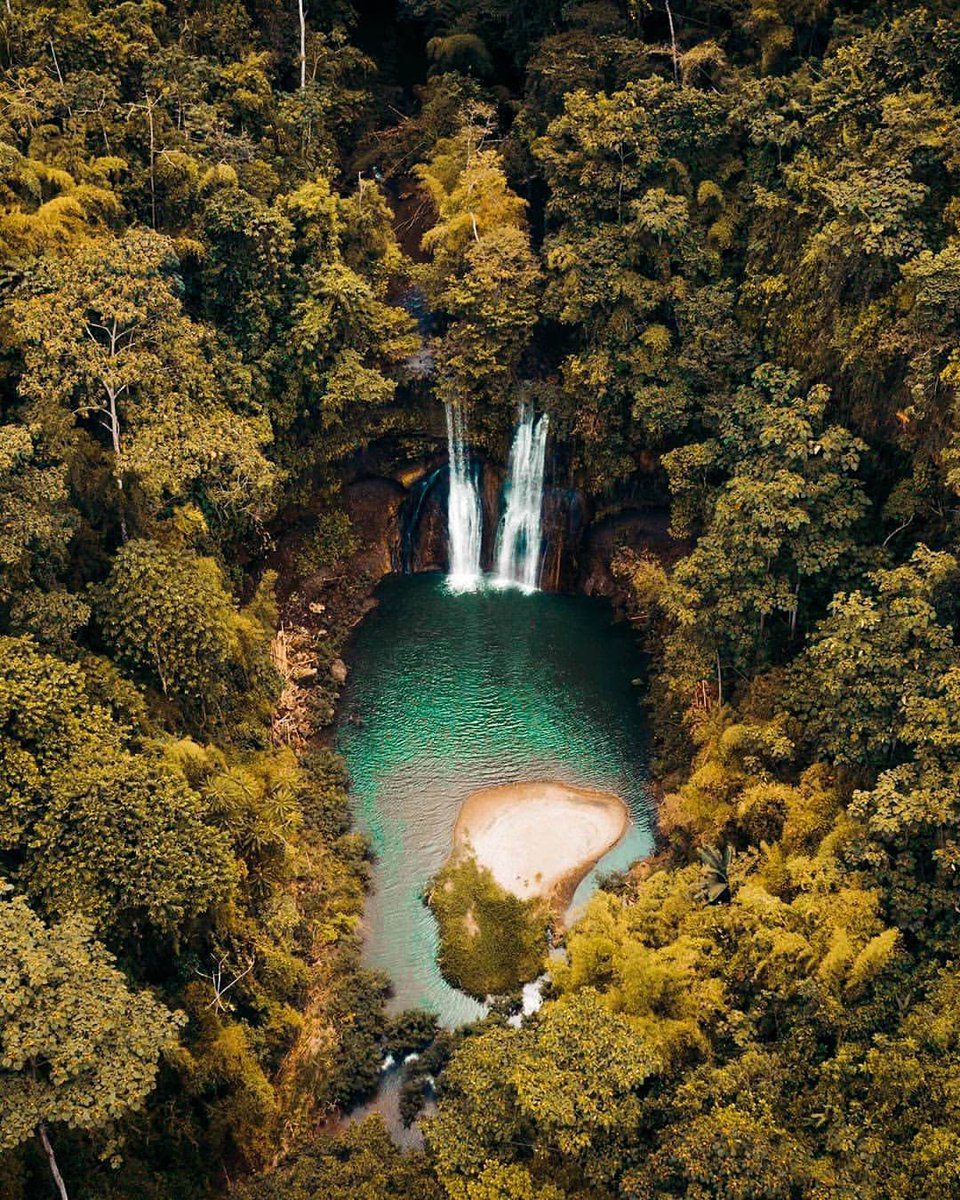 Salto de Oro Waterfall, one of the amazing destinations to visit during a trip of Ecuador 🌿⁠ ⁠ 📸 erickramosph⁠, ecuadorhop⁠ ⁠ We are here to guide you to the most extraordinary corners of South America and South East Asia 🙌🏻 anywhere.com