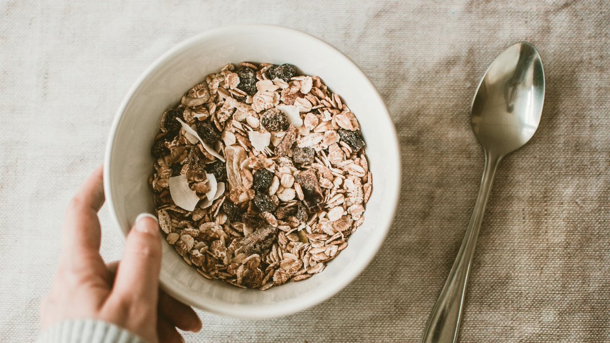 Concerns rise as chlormequat chloride, a plant growth regulator, is found in US oat supply, sparking health worries. Despite its ban on crops for US consumption, chlormequat is detected in oat-based products, raising alarms about potential health impacts. #FoodSafety #Health