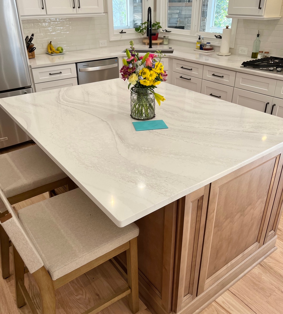 CCFFcompany's tweet photo. Quartz countertops is a popular choice among homeowners looking to upgrade their surfaces. Not only is Quartz beautiful, its advantage is its durability 💪🏼⁠

#quartz #countertopgoals #kitchenremodel https://t.co/UosizUnwAx