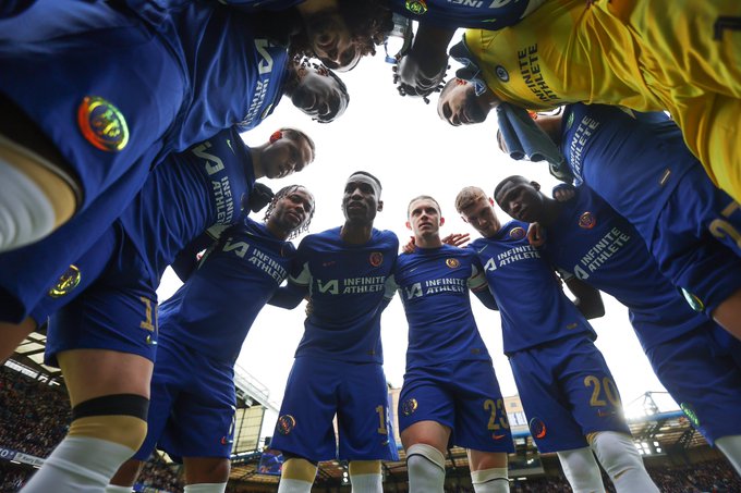 An image of Chelsea players in the huddle ahead of kick-off. Nicolas Jackson is speaking.