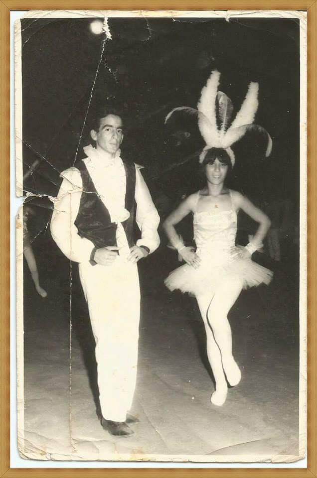 La comparsa Frum Frú le desea un muy feliz cumpleaños al sr Coco Ventos , haciéndole llegar el más cálido reconocimiento por tener su corazón rojo y blanco. 
Todo el pueblo frumfrunero agradece aquel sueño forjado hace casi 60 años con tu grupo de amigos , gracias!
