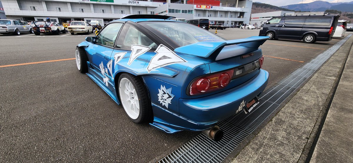 今日富士スピードウェイで見た、変わった塗装の180sx。 漫画風に筆で