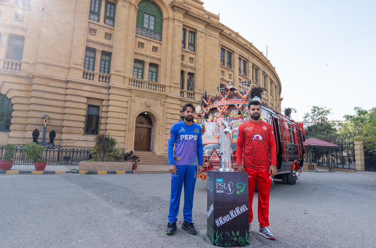 thePSLt20's tweet photo. ©️ Two captains, one sought-after trophy 🏆

Who will claim the #HBLPSL9 title❓

Read more ➡️ https://t.co/i5bn6BCKZw

#KhulKeKhel | #MSvIU https://t.co/z4AoZ2x7Nz