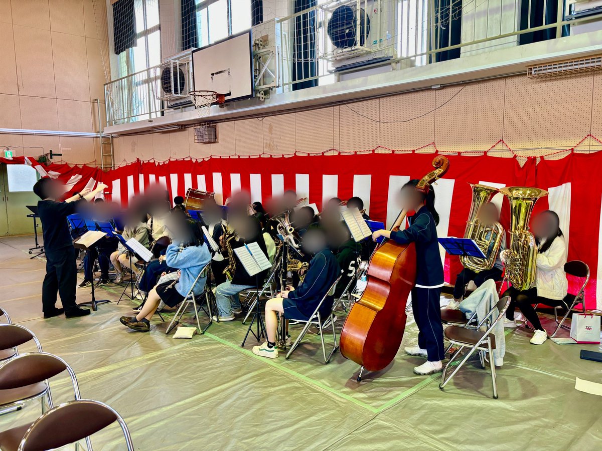 【卒業式演奏】
先日、三年生の先輩方の卒業式で入退場の曲を演奏しました！
先輩方の晴れ姿を見送ることができ、とても嬉しく思います。先輩方、ご卒業おめでとうございます！

これからは定期演奏会に向けてより一層練習をしていきますので、ぜひ応援していただけると嬉しいです☺️
