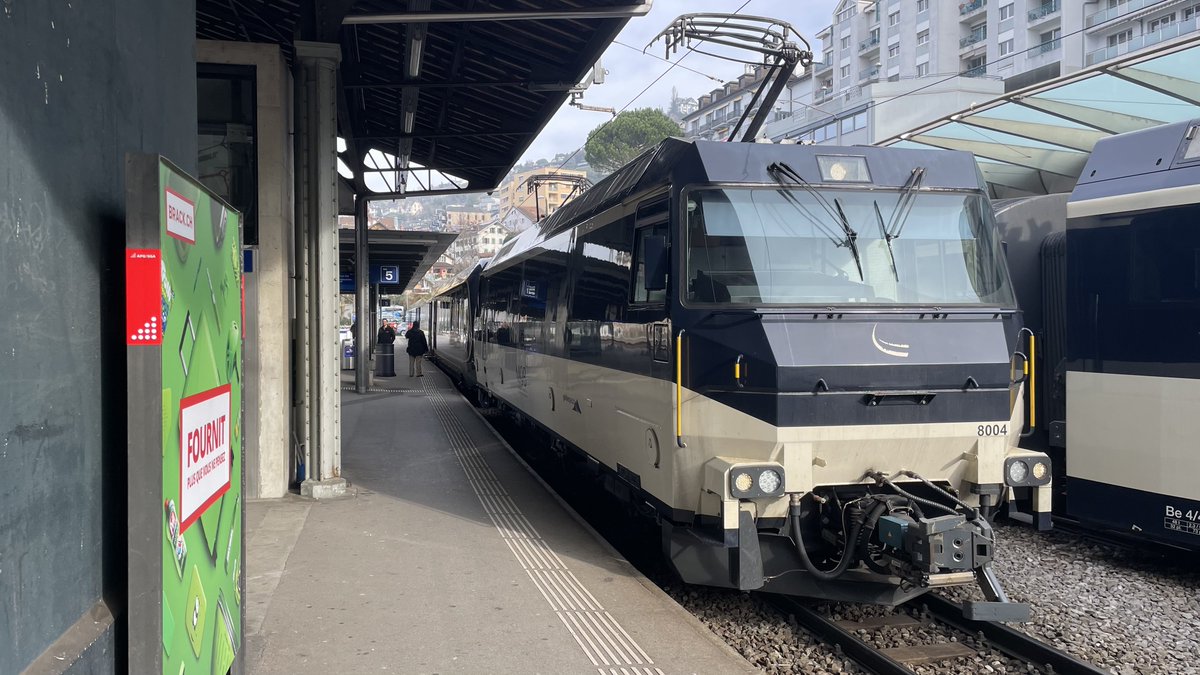 mana1traveler's tweet photo. GoldenPass Express
Montreux 9:35発
Interlaken Ost 12:50着

モントルーから  #Goldenpassline 。この路線を唯一直通できるGoldenPass Expressに乗車し、座席は最上位ランクのPrestage Classを予約した。モントルー発車後は急勾配をくねくね登り、車窓にはレマン湖の絶景😍

#こえけん卒業旅行2024 https://t.co/6tQThY8f84