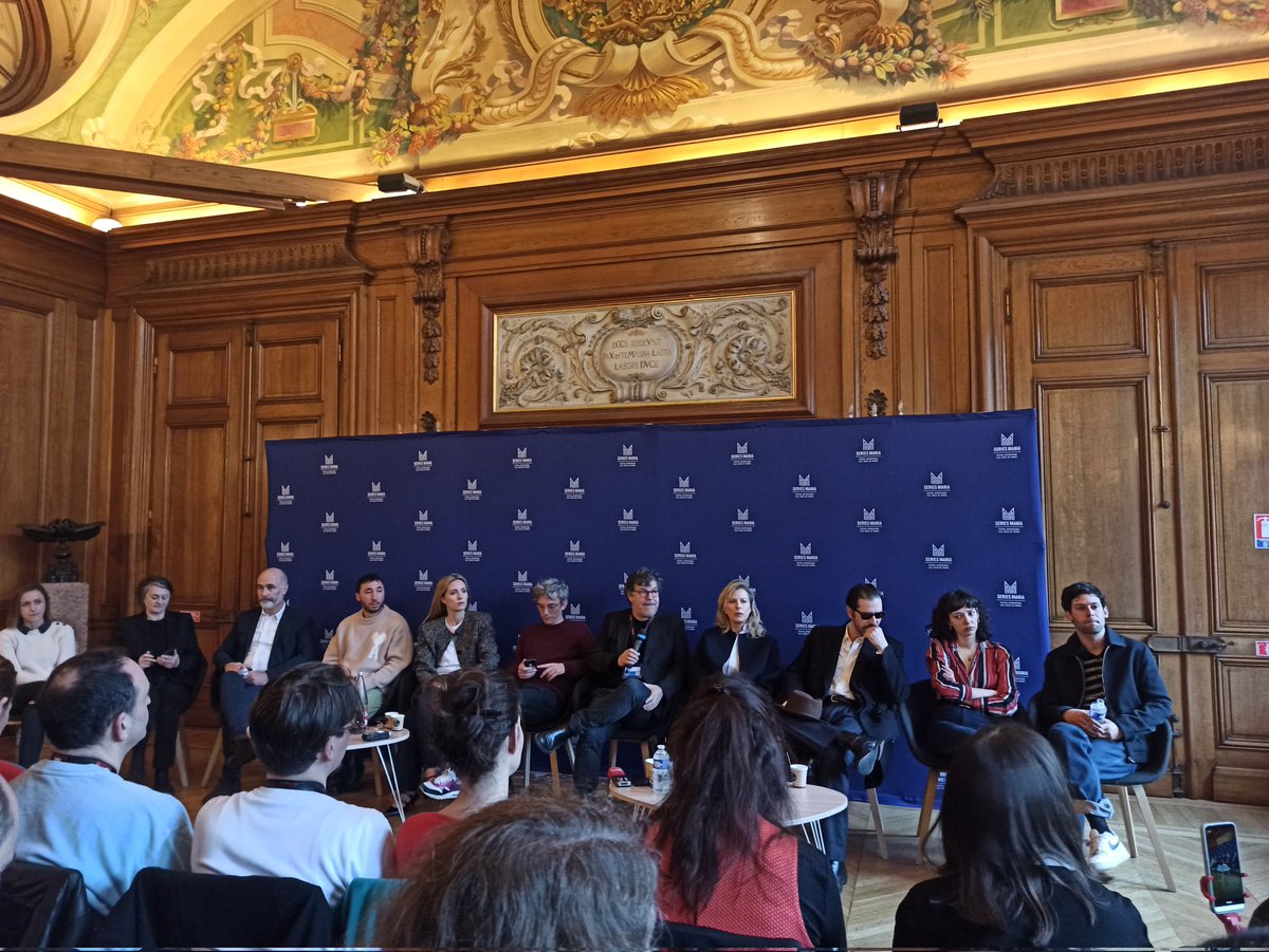 On fête le retour de la pluie à Lille ce dimanche matin (yay!) au point presse de #DansLOmbre en compagnie de l'équipe de la série dont le réalisateur Pierre Schoeller, les acteurs Melvil Poupaud, Sofian Khammes, Evelyne Brochu et l'inévitable Swann Arlaud. #SeriesMania