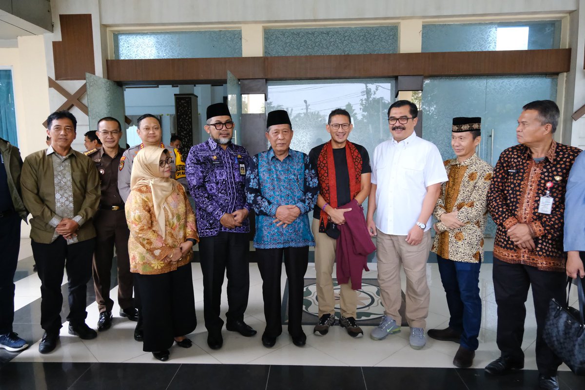 diskominfojambi's tweet photo. Wakil Gubernur Jambi menyambut kedatangan Menteri Parekraf RI https://t.co/dcd5C3GP9w