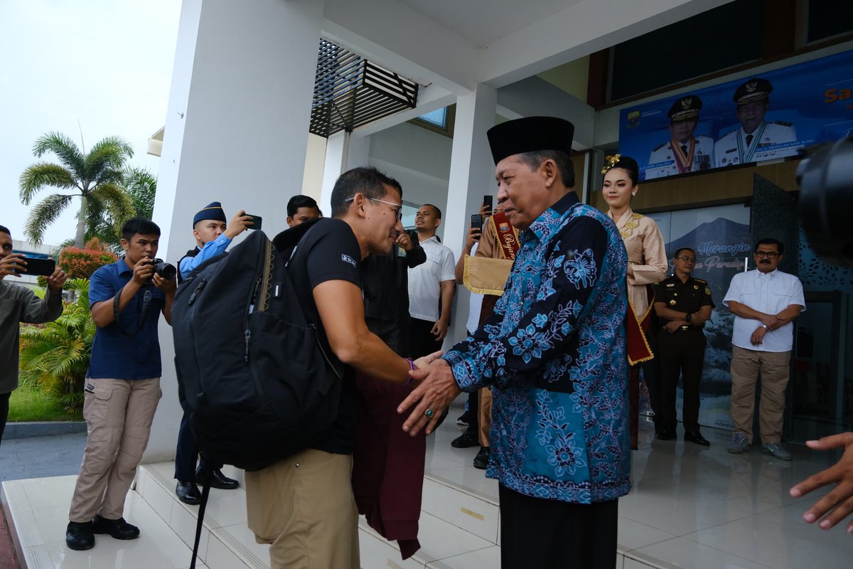 diskominfojambi's tweet photo. Wakil Gubernur Jambi menyambut kedatangan Menteri Parekraf RI https://t.co/dcd5C3GP9w