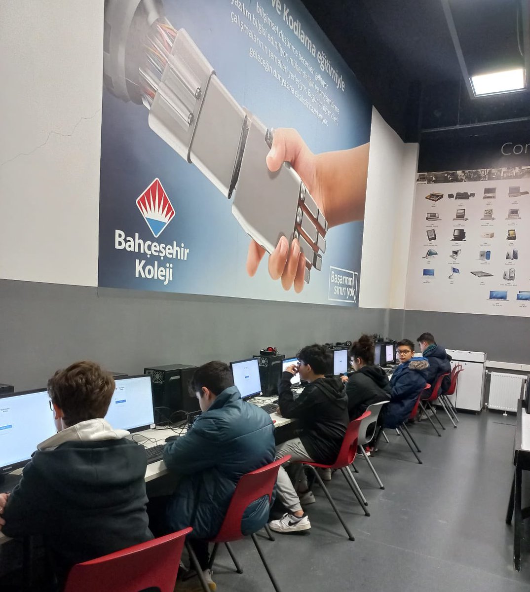 Türkiye’nin STEM eğitimi uygulanan ilk lisesi olma özelliğini taşıyan Bahçeşehir Koleji Fen ve Teknoloji Liseleri 16 Mart Cumartesi günü gerçekleşen Kabul Sınavı’nda 8750 öğrenciye ev sahipliği yaptı.

İlginize teşekkür ederiz. ❤️💙

#BahçeşehirKoleji
#FenTek