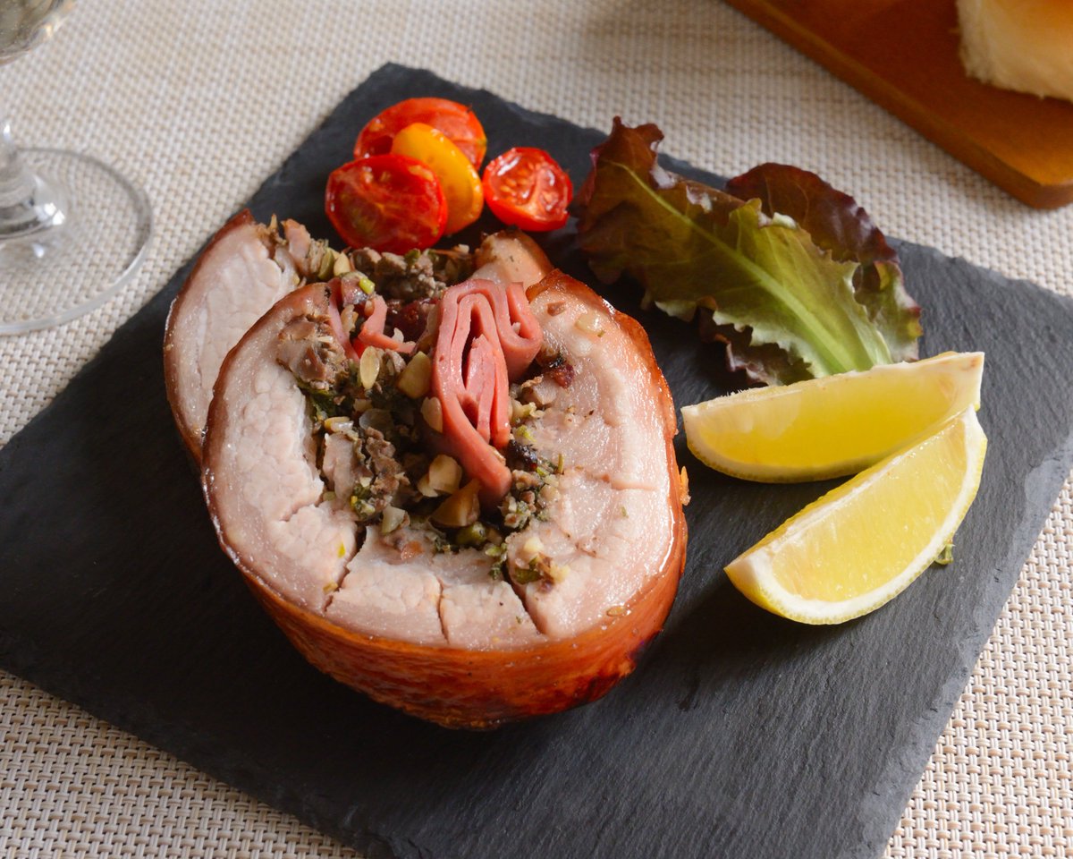 羅馬肉卷 Porchetta (捲的沒有很成功，但還是很好吃

❶ 豬五花肉攤平，修成厚度約 1.5cm，從肉面劃刀，灑鹽、黑胡椒、大蒜、迷迭香、茴香籽

❷ 餡料：橄欖油炒洋蔥丁、切碎的雞肝，放白葡萄酒炒到收汁；葡萄乾浸白蘭地；鼠尾草切碎；核果切碎

#推特煮

1/2