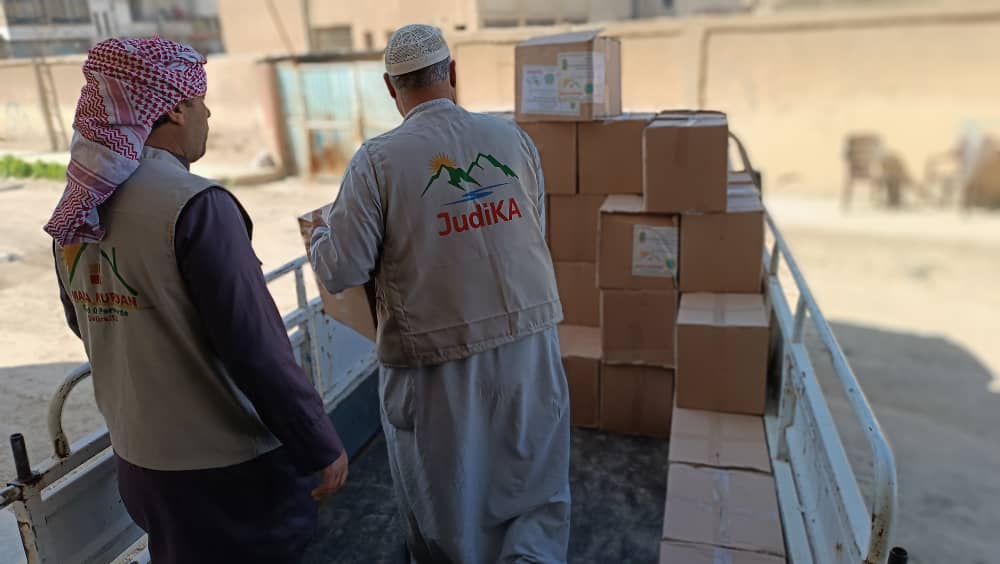 Mala_Kurdan's tweet photo. Belavkirina paketan destpêkir.
Her kes li şûna xwe xebata xwe dike.
Gelek spas ji bo her xûşk û birayêkî.

Hûn jî alîkarîyê bikin û #destbidinrojava 🫱🫲
#fitarekjiborojava @JudiKurdish https://t.co/dbe0k0Gwx9
