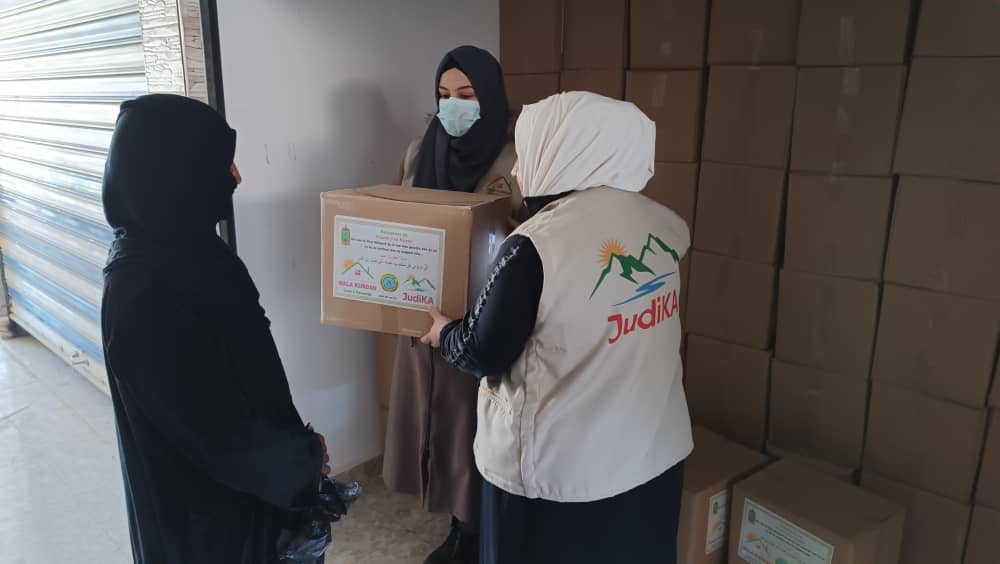 Mala_Kurdan's tweet photo. Belavkirina paketan destpêkir.
Her kes li şûna xwe xebata xwe dike.
Gelek spas ji bo her xûşk û birayêkî.

Hûn jî alîkarîyê bikin û #destbidinrojava 🫱🫲
#fitarekjiborojava @JudiKurdish https://t.co/dbe0k0Gwx9