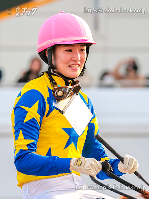 keibabookshop's tweet photo. 中山最終レースは5番人気 #ヨリノサファイヤ が8馬身差で圧勝🏇💨
鞍上の #藤田菜七子 騎手はこれが嬉しい今年の初勝利🎊
レース後には藤田騎手のサインを求める大勢のファンが…！😆✨

2024年3月17日中山12R 4歳以上2勝クラス https://t.co/EuDd4O5gYO