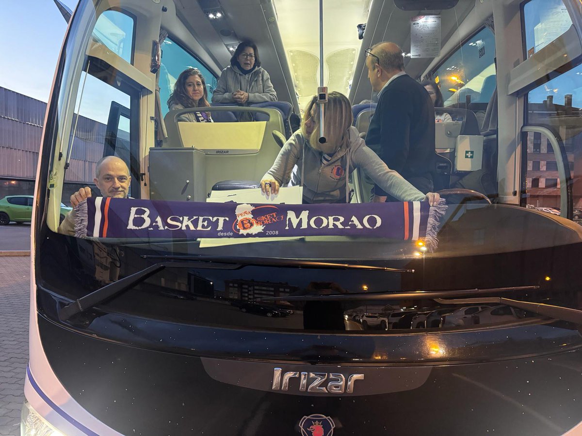 Dos autobuses de @basketmorao (ya varios coches de peñistas) camino de Zaragoza para animar a @ZunderPalencia en su partido ante @CasademontZGZ #LlegóNuestroMomento #BasketMoraoOnTour #SentimientoPalentino