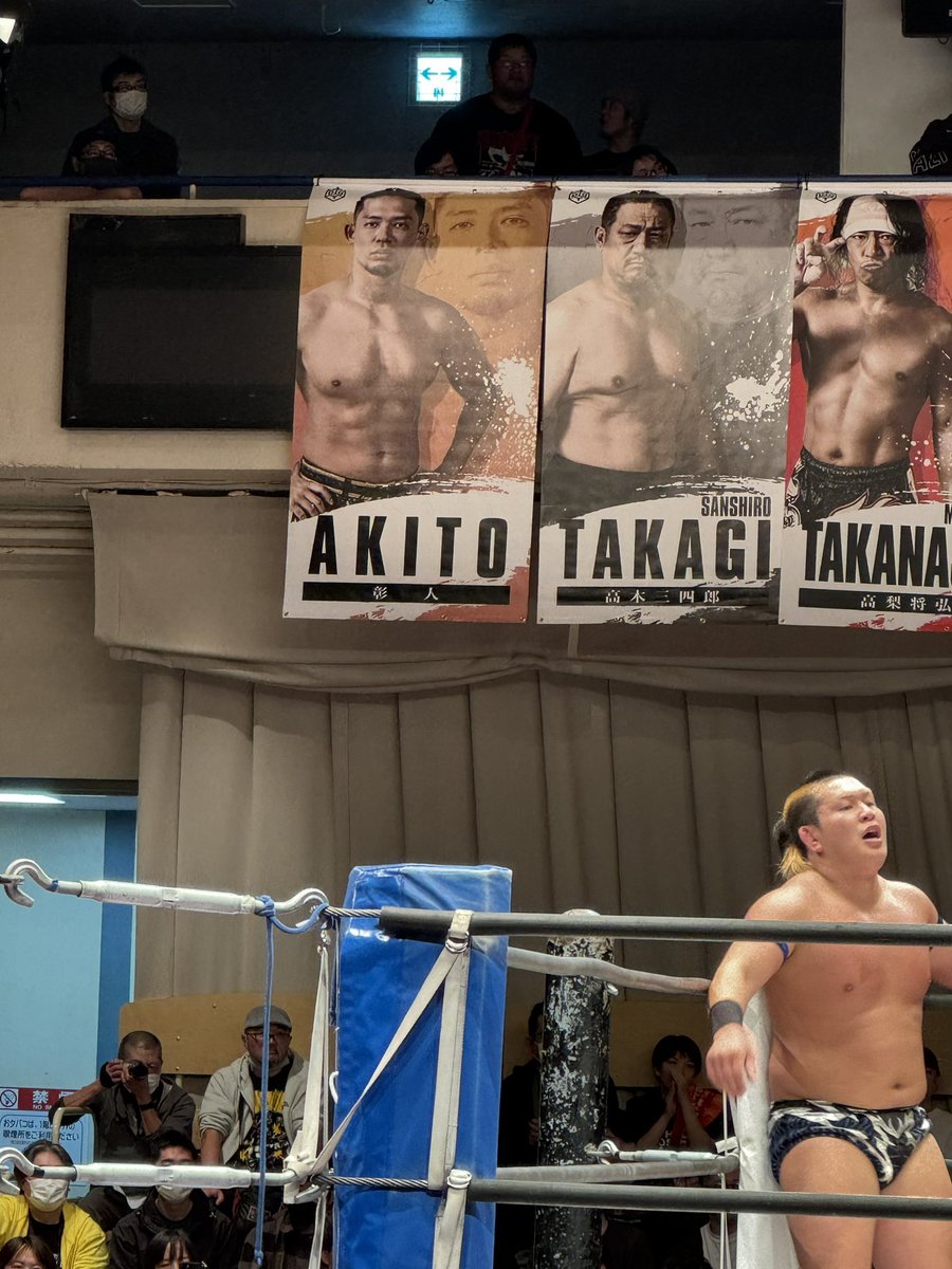 kuroaya16's tweet photo. 修二さんがバルコニーから本田くんと安齊くんの試合見てる…🥺

#ddppro #ajpw https://t.co/vvRFOSIw1n