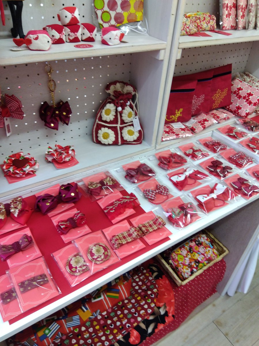 yumi_sahara's tweet photo. 色彩展の様子を写真に収めてきました😄✨
店内に【赤🔴】が溢れてて、めちゃくちゃ元気を貰えました😆
#色彩展 
#MidART https://t.co/O0A2blER49