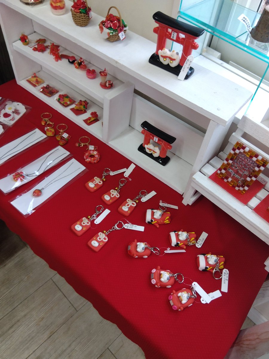 yumi_sahara's tweet photo. 今回出展した作品は、窓上のスペースに展示して頂いてます😊✨
#色彩展 
#MidART https://t.co/a2alcemioO