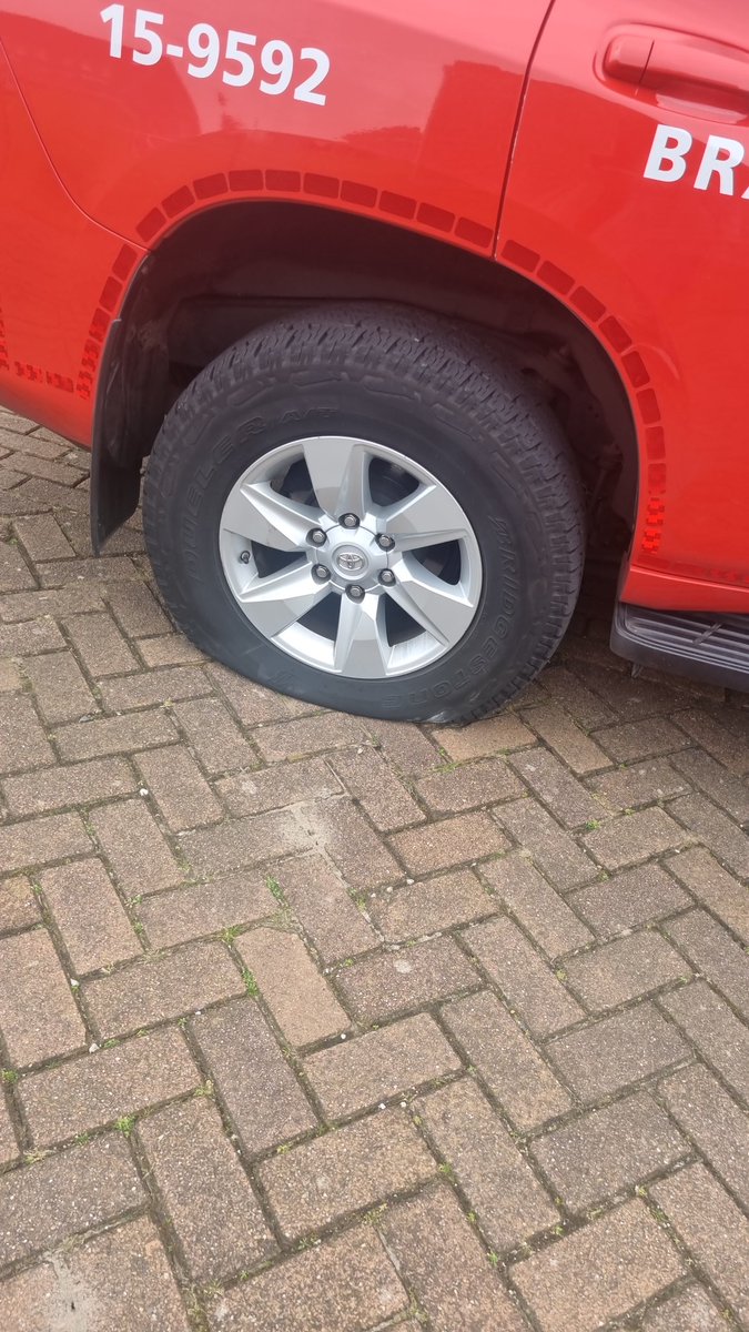 Lekke band met de piketauto. Binnen halfuur weer gerepareerd door de monteur van dienst <a href="/VRH_Haaglanden/">Veiligheidsregio Haaglanden</a>. Top service💪.