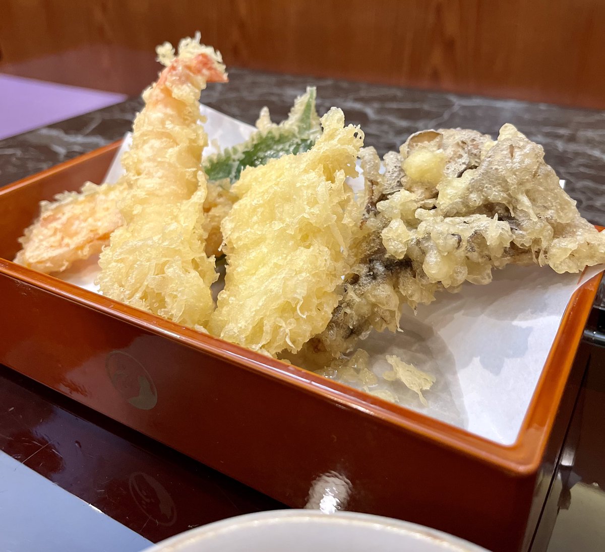 keigenryu's tweet photo. やばい😅。
#税込1000円以下 で、そこそこの海老といかを使って、#揚げたて天ぷら盛合せ できないか？と思ってやってみたら、#おまかせ天ぷら盛合せ ばかりでるようになっちゃった😄。

とてもありがたいのですが、天盛りを揚げている間、他のメニューが一切できない😆。　#手打ちそば #慶元流 https://t.co/55SkJfuOPz